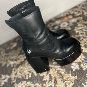 Vintage badass platform boots. Size 8